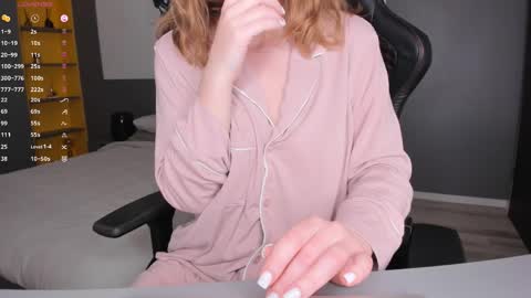 gigihadd online show from May 4, 3:27 pm