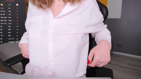 gigihadd online show from March 25, 3:15 pm