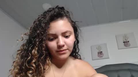 Giia  online show from November 12, 3:10 pm