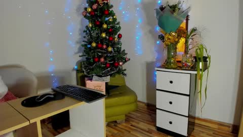 Snapshot of girlsativa chatting on December 25, 11:10 pm Maze Thumbs up online show from December 25, 11:10 pm