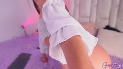 Instagram gisellee  22  online show from February 7, 7:49 pm