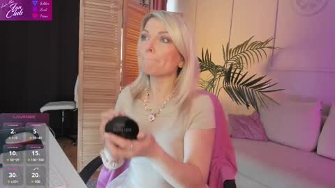 Snapshot of gloria_lovely chatting on March 11, 10:51 am Gloria online show from March 11, 10:51 am