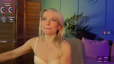 Snapshot of gloria_lovely chatting on September 12, 11:18 am Gloria online show from September 12, 11:18 am