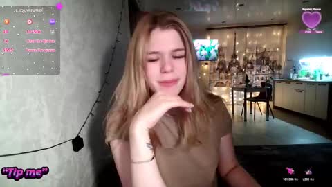 Snapshot of glossy_girl_1 chatting on January 4, 4:11 pm Roxy online show from January 4, 4:11 pm