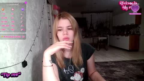 Snapshot of glossy_girl_1 chatting on January 7, 2:31 am Roxy online show from January 7, 2:31 am