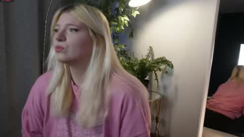 glowkittenx online show from December 1, 7:01 am