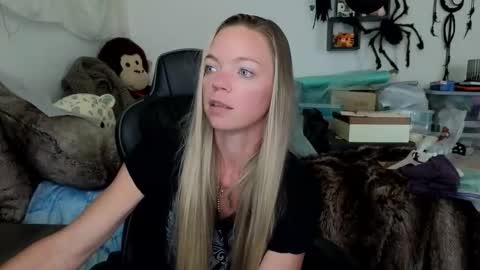 Snapshot of goddess_of_mars chatting on October 16, 2:52 pm Patricia Mars Goddess of Mars twitter thegoddessmindy online show from October 16, 2:52 pm
