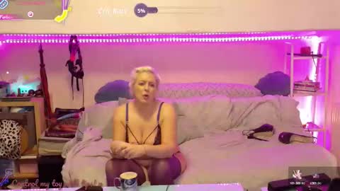 Snapshot of goddessalimony chatting on September 27, 8:49 pm Goddess Alimony online show from September 27, 8:49 pm