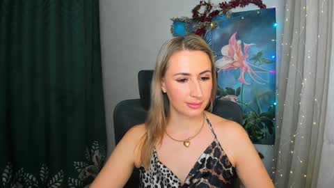 Snapshot of goldenlighte chatting on December 24, 3:27 am Olivia online show from December 24, 3:27 am