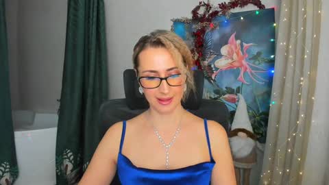 Snapshot of goldenlighte chatting on December 25, 3:18 am Olivia online show from December 25, 3:18 am