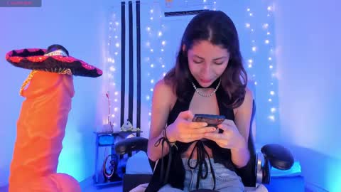 i am Jessi  I love animals and drawing I hope to get along with everyone. XOXO online show from April 4, 8:40 pm