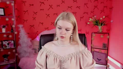 Snapshot of graceglamour chatting on December 15, 5:23 am Grace Glamour online show from December 15, 5:23 am