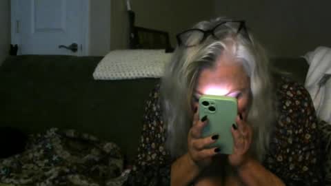 Snapshot of grannyisready61 chatting on October 5, 1:43 am Lisa online show from October 5, 1:43 am