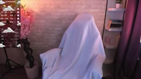 Lina 3 online show from May 9, 1:35 pm
