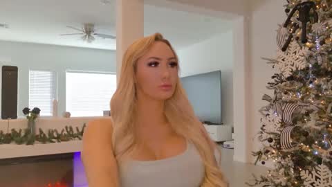 Halia Hill online show from December 1, 10:56 pm