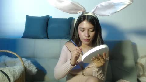 Hanna  online show from April 5, 8:30 pm