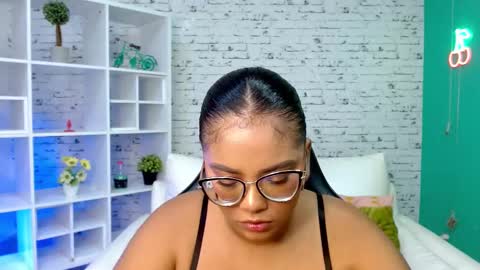 Hannah  online show from November 5, 11:48 am