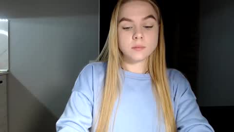 happy_fox_ online show from December 6, 10:40 pm