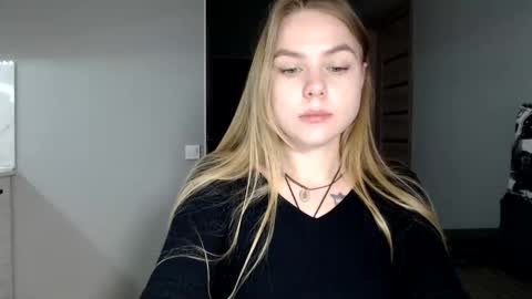 happy_fox_ online show from March 25, 9:50 pm