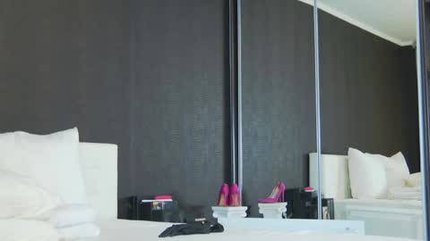 Snapshot of hefner_girl chatting on January 21, 1:08 am Helen online show from January 21, 1:08 am