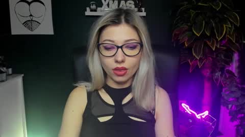 Snapshot of heidi_pleasure chatting on December 3, 5:52 am Heidi online show from December 3, 5:52 am