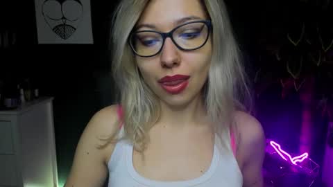 Snapshot of heidi_pleasure chatting on December 4, 7:39 am Heidi online show from December 4, 7:39 am
