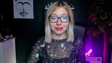 Snapshot of heidi_pleasure chatting on January 6, 7:42 am Heidi online show from January 6, 7:42 am