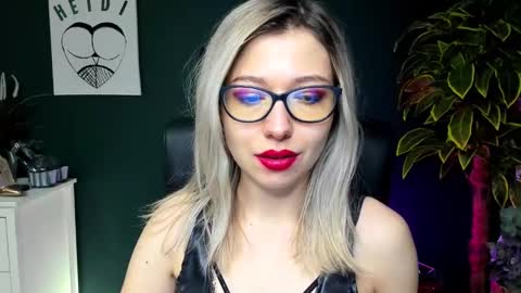 Snapshot of heidi_pleasure chatting on December 17, 7:29 am Heidi online show from December 17, 7:29 am