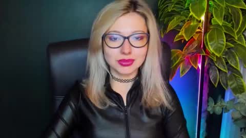 Snapshot of heidi_pleasure chatting on October 13, 4:15 am Heidi online show from October 13, 4:15 am