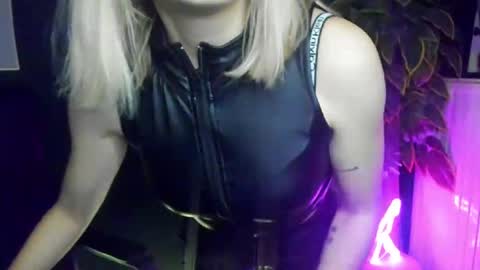Snapshot of heidi_pleasure chatting on February 24, 5:41 am Heidi online show from February 24, 5:41 am