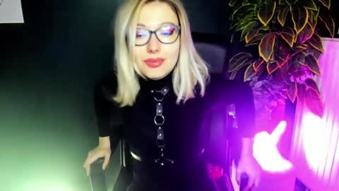 Snapshot of heidi_pleasure chatting on February 20, 5:44 am Heidi online show from February 20, 5:44 am