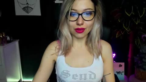 Snapshot of heidi_pleasure chatting on December 30, 5:26 am Heidi online show from December 30, 5:26 am