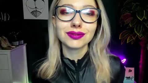 Snapshot of heidi_pleasure chatting on December 31, 5:44 am Heidi online show from December 31, 5:44 am