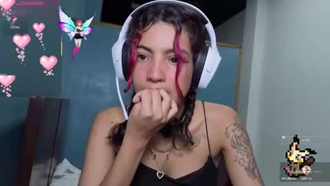 Snapshot of helia_n_amy chatting on October 20, 4:15 am Helia Transfem and Amy online show from October 20, 4:15 am