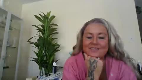 Hunnys Hive online show from June 2, 8:10 pm