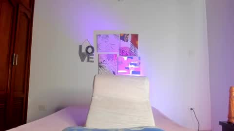 Hellzel online show from May 18, 7:09 pm