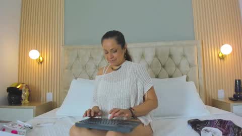 hera__goddess_ online show from November 13, 8:52 pm