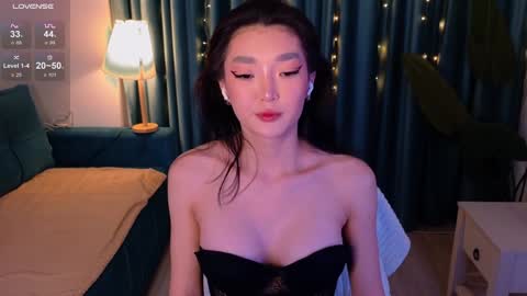 Snapshot of hey_herbal chatting on February 7, 2:37 pm Audrey online show from February 7, 2:37 pm