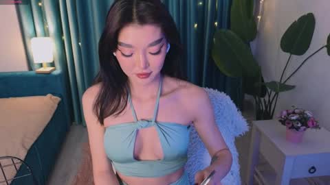 Snapshot of hey_herbal chatting on February 4, 2:53 pm Audrey online show from February 4, 2:53 pm