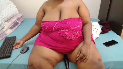 Snapshot of hips2sexy chatting on December 17, 6:24 am hips2sexy online show from December 17, 6:24 am
