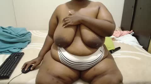 Snapshot of hips2sexy chatting on February 13, 1:40 am hips2sexy online show from February 13, 1:40 am