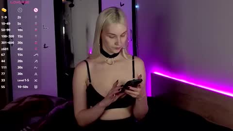 Snapshot of hitchcocianblonde_ chatting on October 13, 5:48 pm Mary online show from October 13, 5:48 pm