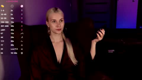 Snapshot of hitchcocianblonde_ chatting on October 14, 7:16 pm Mary online show from October 14, 7:16 pm