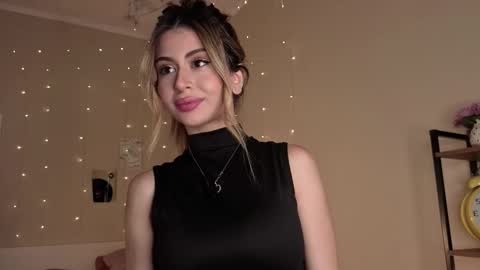 Snapshot of holayoula chatting on October 8, 8:40 am Moni Monica online show from October 8, 8:40 am