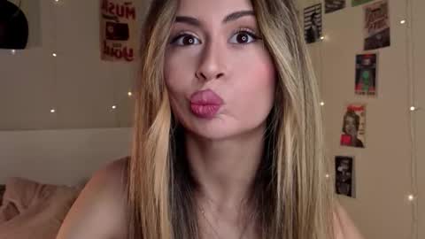 Snapshot of holayoula chatting on October 18, 8:39 am Moni Monica online show from October 18, 8:39 am