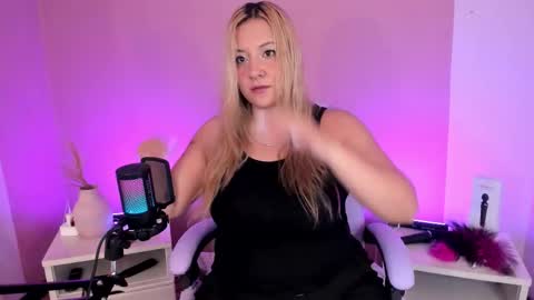 Hollie online show from January 10, 12:10 pm