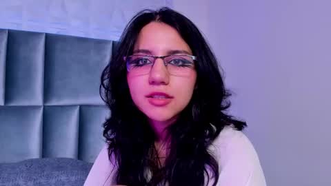 hollypeach_ online show from December 4, 8:53 pm