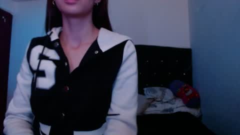 holy_julii online show from June 28, 3:13 am