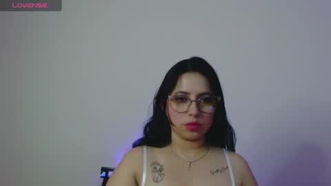 Snapshot of honey_buns_1 chatting on March 2, 9:43 am mimi online show from March 2, 9:43 am