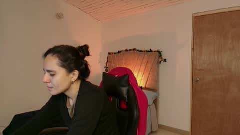 Snapshot of honey_buu chatting on September 12, 4:14 pm online show from September 12, 4:14 pm